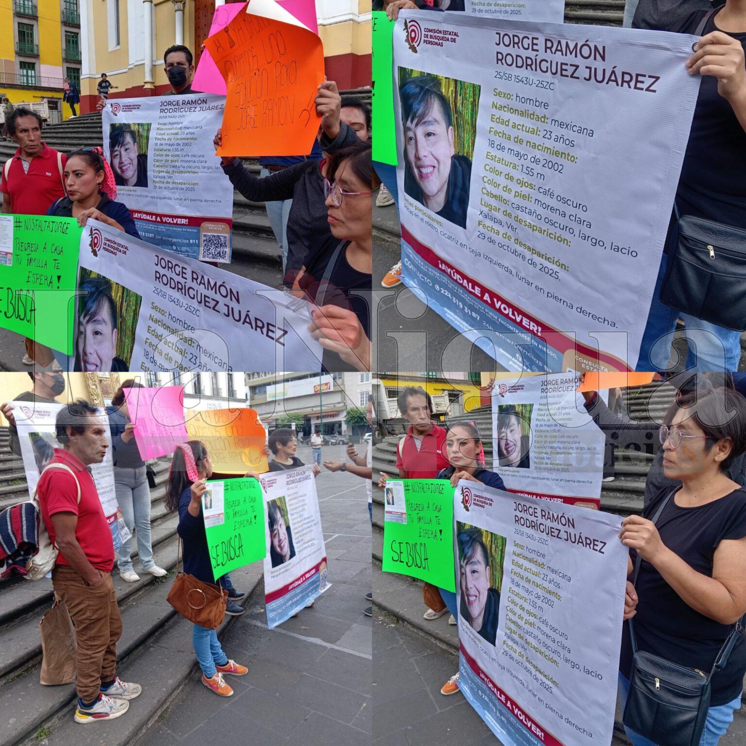 Familiares de joven desaparecido se manifiestan en la plaza Lerdo; exigen intervención de autoridades