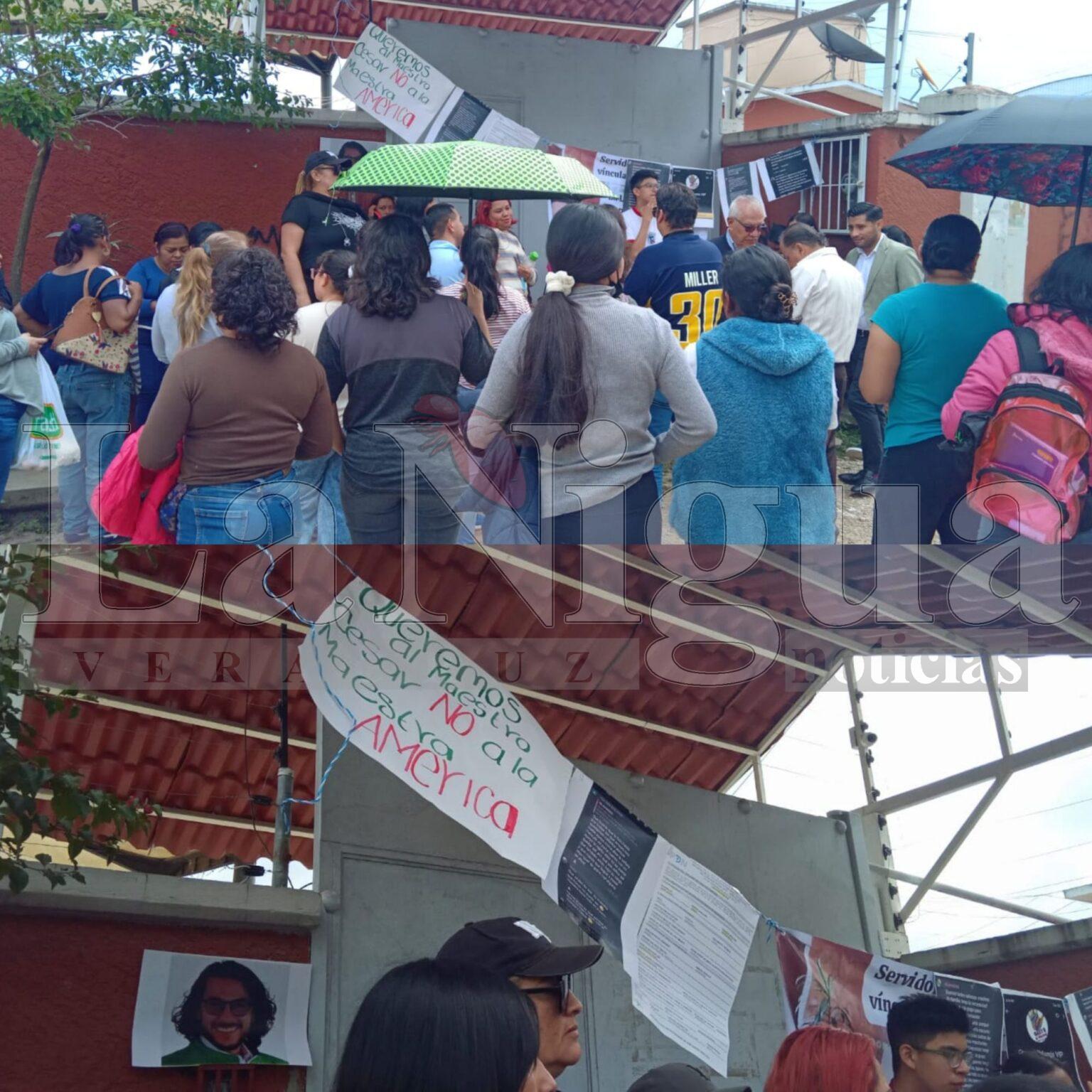 Padres de familia toman escuela Telesecundaria en Xalapa; piden investigación y regreso de docentes separados