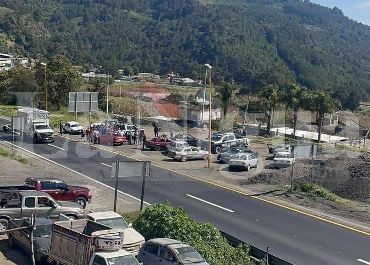 Muere policía estatal tras enfrentamiento con taxistas en Maltrata.