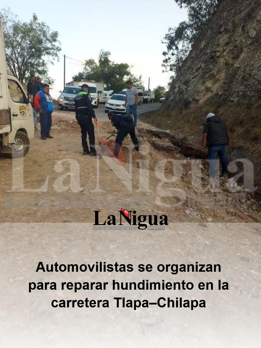 Automovilistas se organizan para reparar hundimiento en la carretera Tlapa–Chilapa