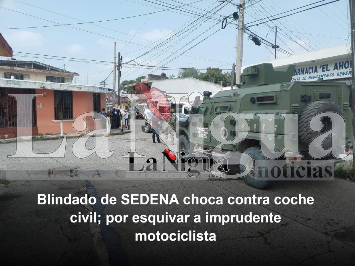 Blindado de SEDENA choca contra coche civil; por esquivar a imprudente motociclista