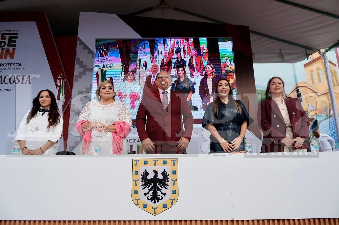 Con llamativo atuendo Samuel Acosta rinde protesta como Presidente Municipal de Medellín de Bravo