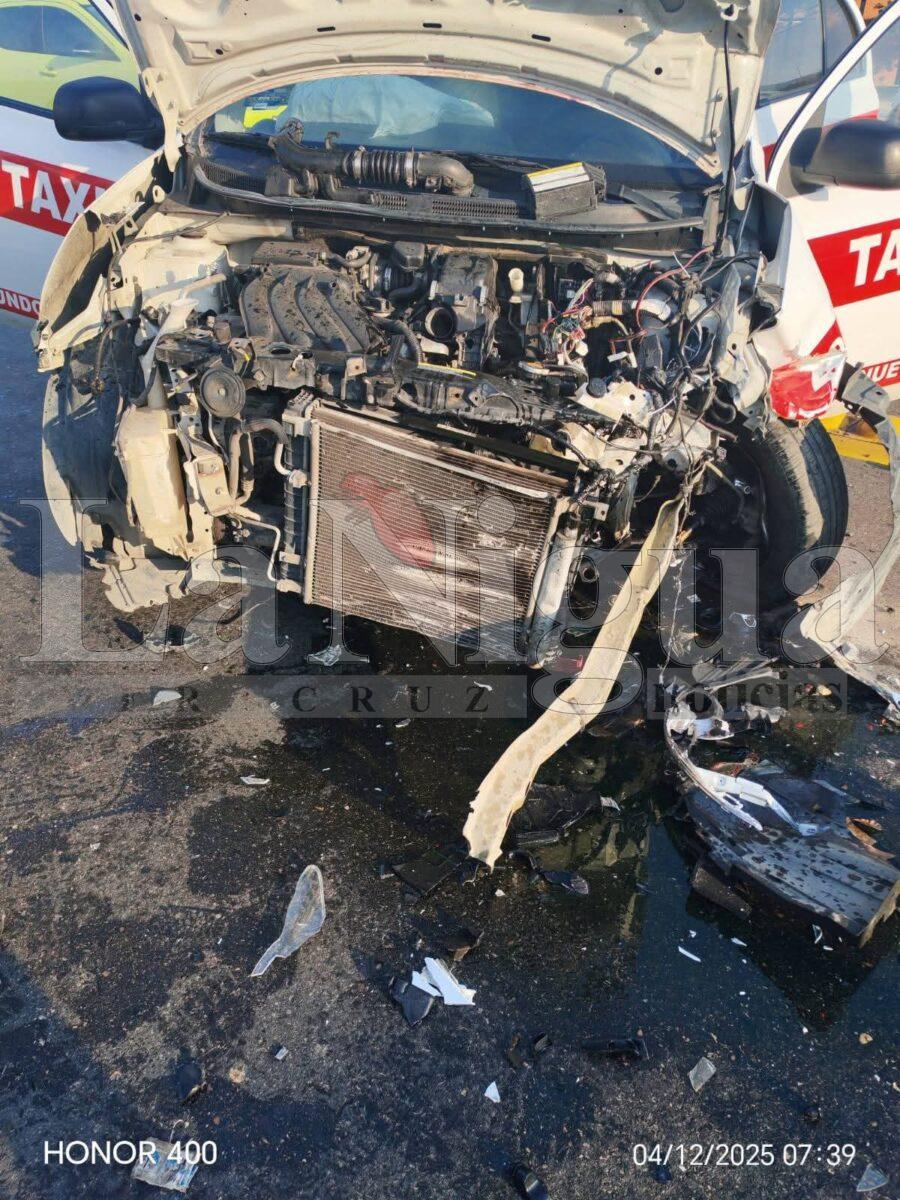 Choque de tres vehículos en el entronque de Nanchital deja personas lesionadas