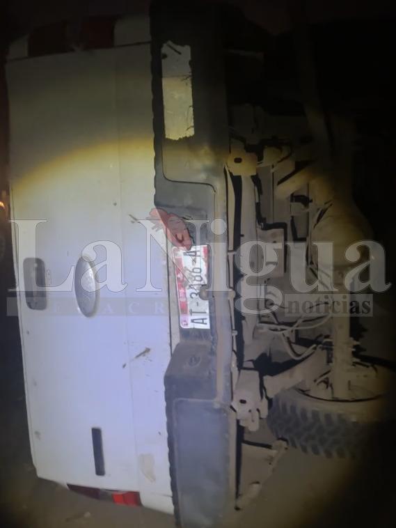 Volcadura de camioneta en la federal 180 deja daños y conductor se da a la fuga