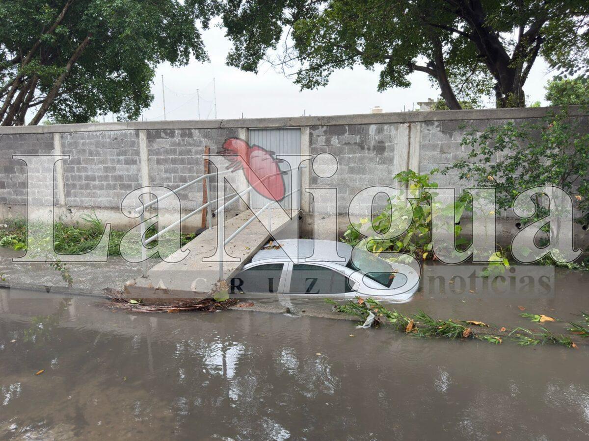 Conductora cae al arroyo con su vehículo. Vecinos la salvan de morir ahogada dentro desu auto, en Boca del Río