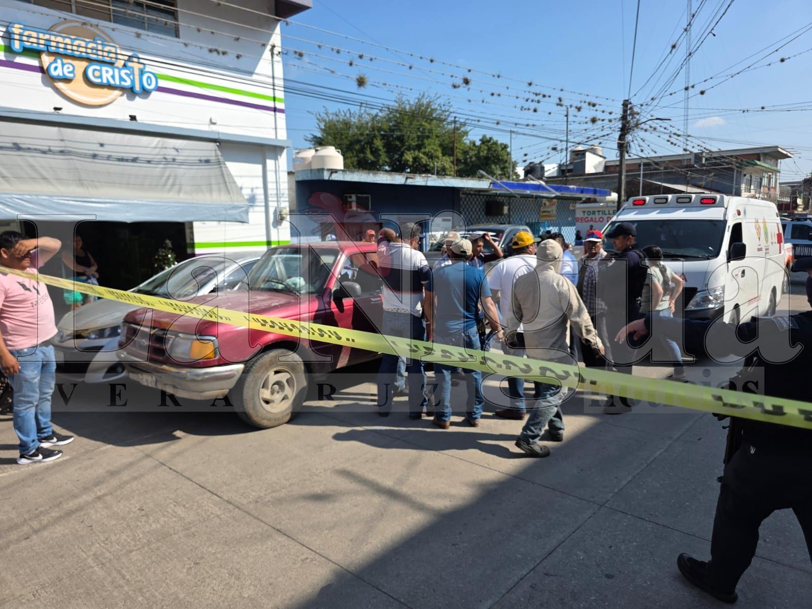 Pierde abuelo control y arrastra con su camioneta dos vehículos y 8 motocicletas. Es llevado a Urgencias, en Padelma