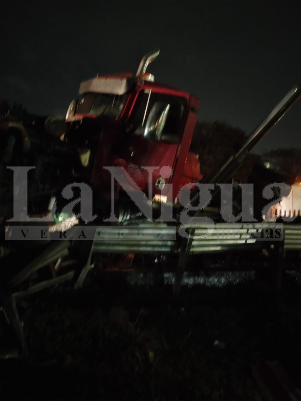 VOLCADURA DE PESADA UNIDAD CARGADA CON GRAVA EN AUTOPISTA A LA ENTRADA DE CÓRDOBA