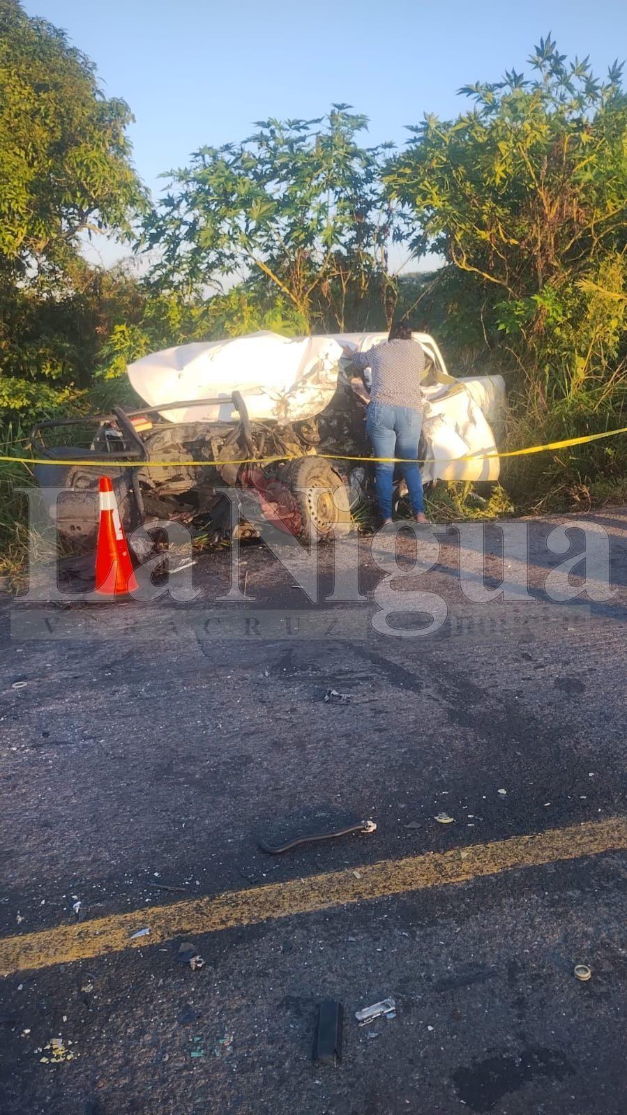 CAMIÓN POLLERO ARRASTRA UNA CAMIONETA. UN MUERTO. MOTO SE ESTRELLA POR ALCANCE AL POLLERO. 1 HERIDO