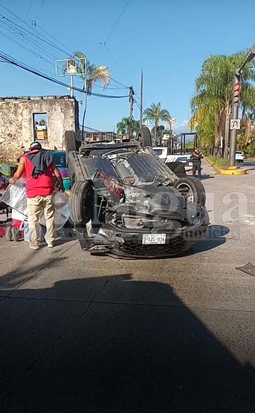 Vehículo se vuelca tras ser impactado por unidad que se dio a la fuga en la colonia Maestros