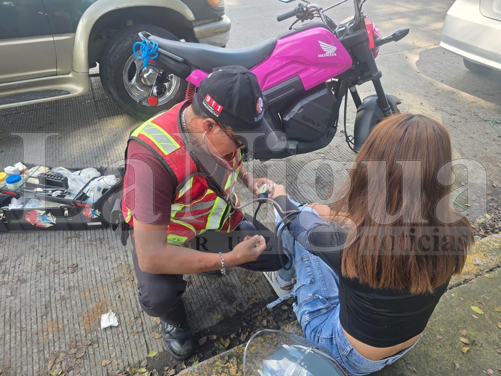 Madre e hija derrapan en motocicleta tras caer en bache; resultan con lesiones leves