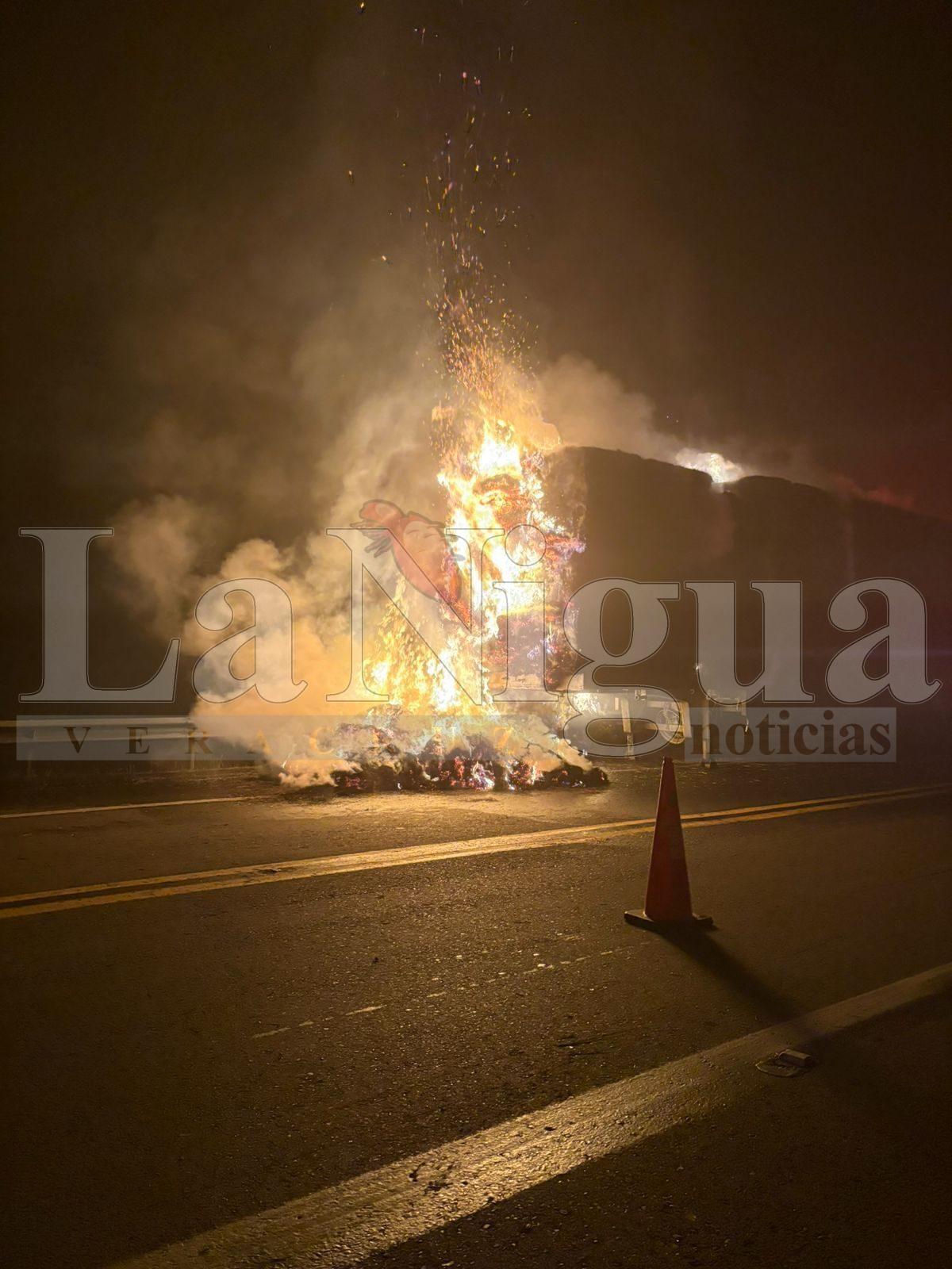 Incendio consume cargamento de pastura en autopista Totomoxtle–Martínez de la Torre