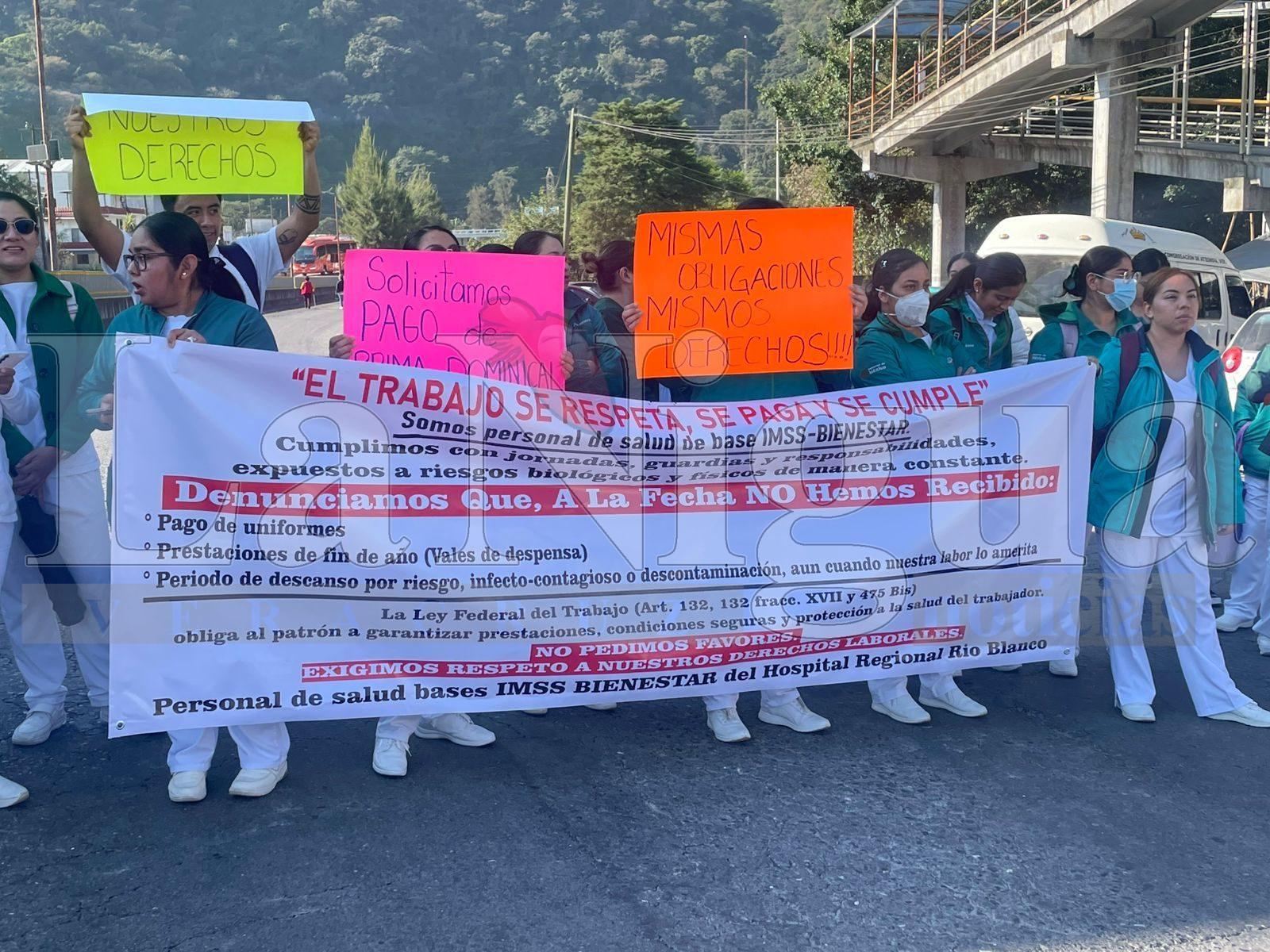 Trabajadores de la salud inician paro indefinido por falta de prestaciones y derechos laborales.