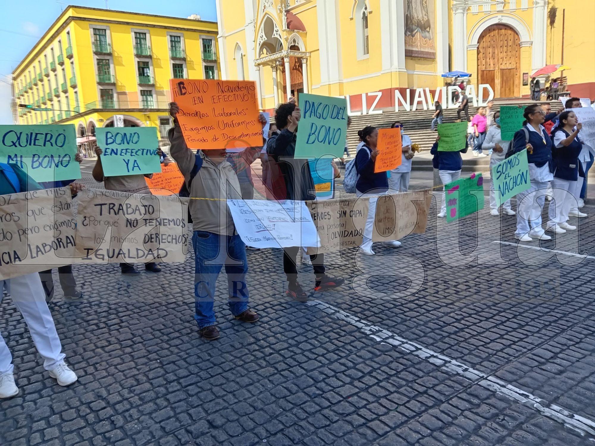 Trabajadores del Hospital Regional “Dr. Luis F. Nachón” bloquean calle Enríquez y exigen pago de bono a SESVER