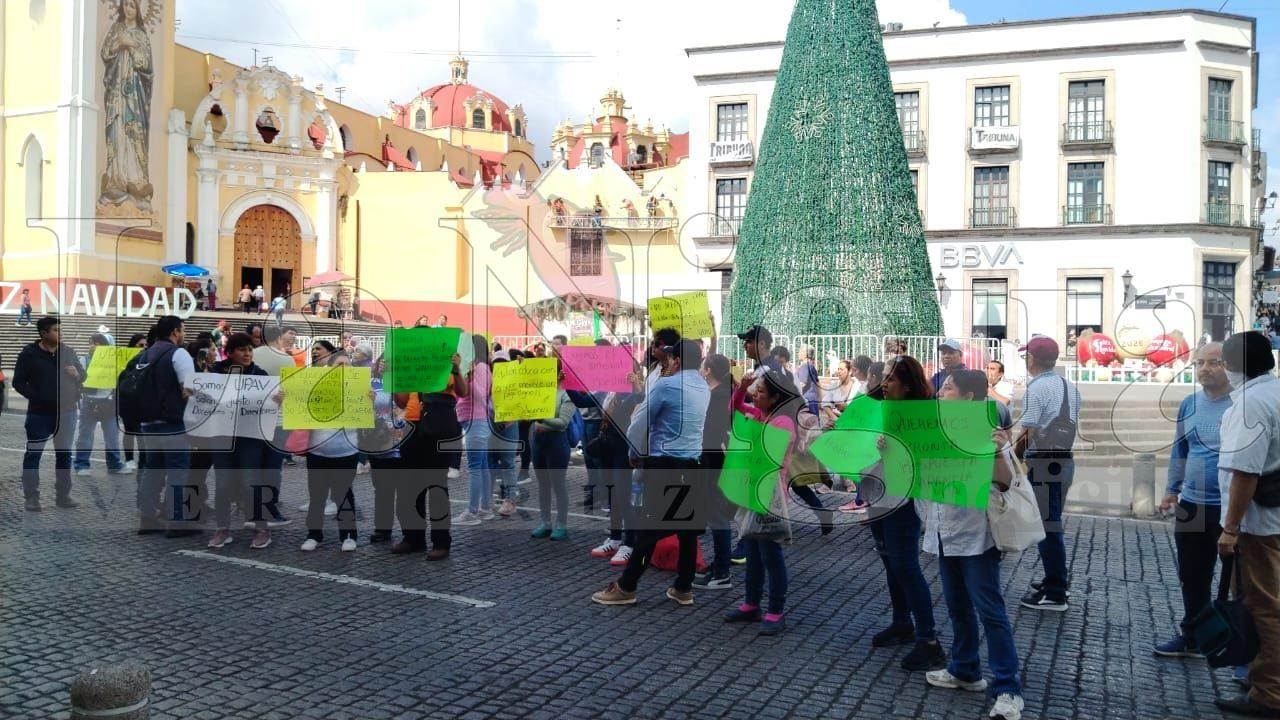 Directores y docentes de la UPAV bloquean la calle Enríquez y exigen audiencia con la gobernadora Rocío Nahle