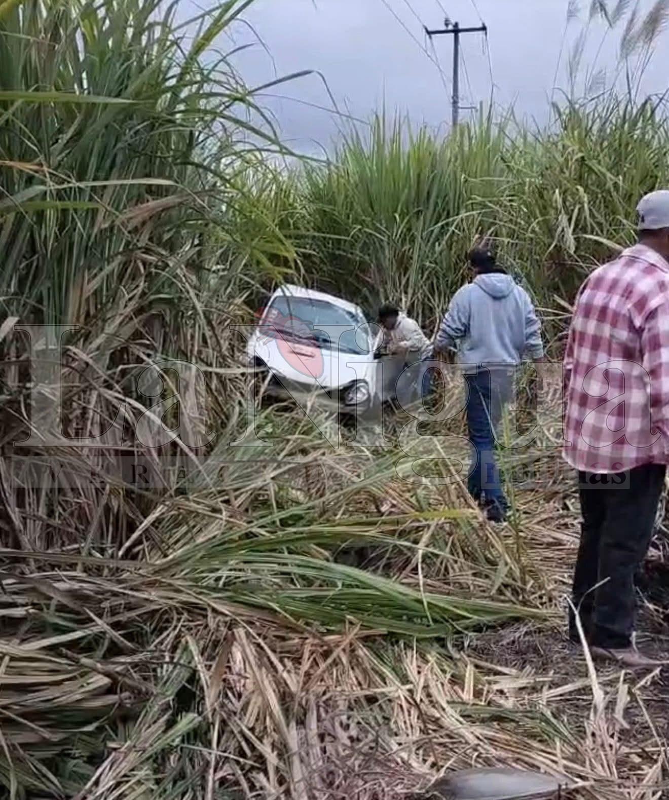 Conductor pierde el control y termina dentro de un cañal en Paso del Macho