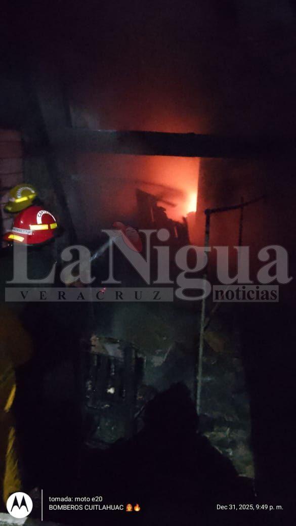 Incendio consume vivienda en Cuitláhuac; no se reportan personas lesionadas; al parecer fue provocado por la pirotecnia