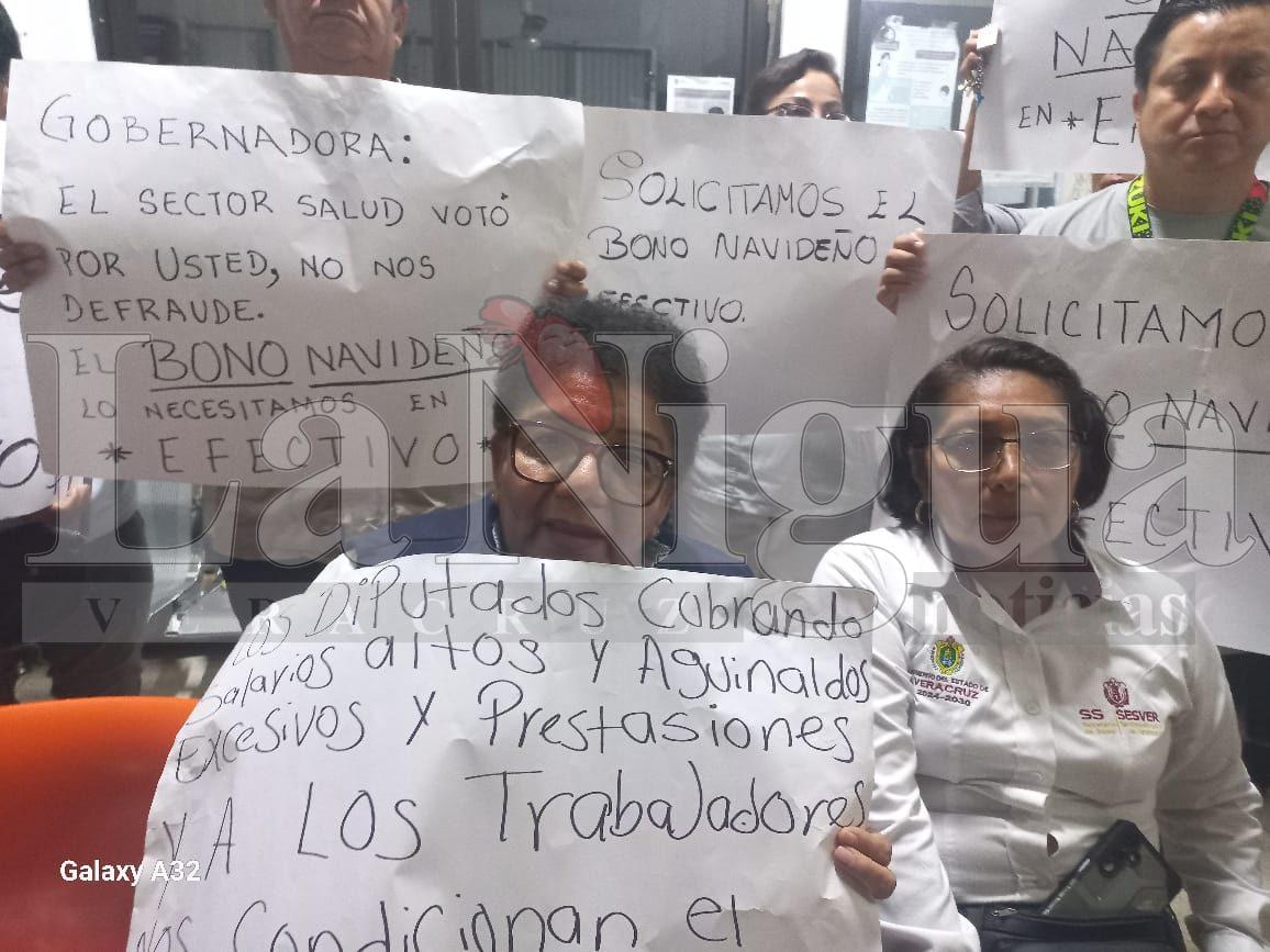 Manifestación de trabajadores del hospital general de Minatitlán