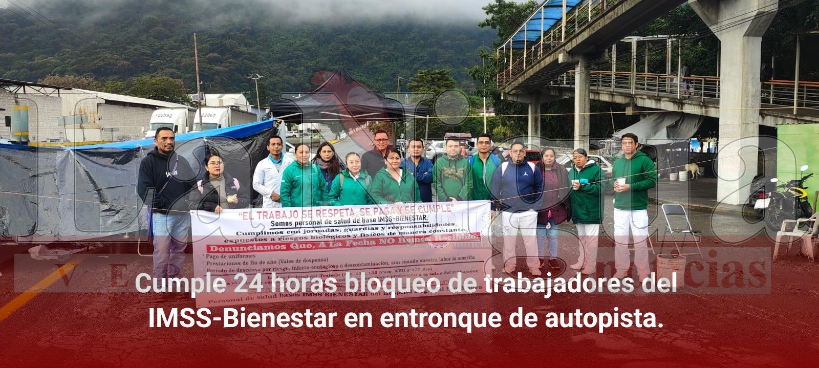Cumple 24 horas bloqueo de trabajadores del IMSS-Bienestar en entronque de autopista.