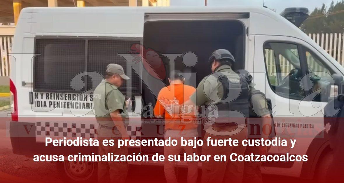Periodista es presentado bajo fuerte custodia y acusa criminalización de su labor en Coatzacoalcos