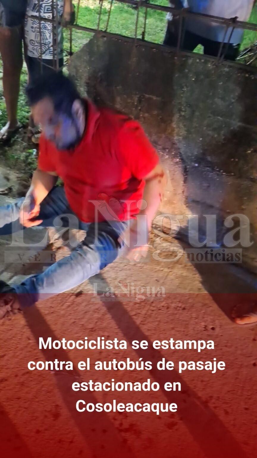 Motociclista se estampa contra el autobús de pasaje estacionado en Cosoleacaque