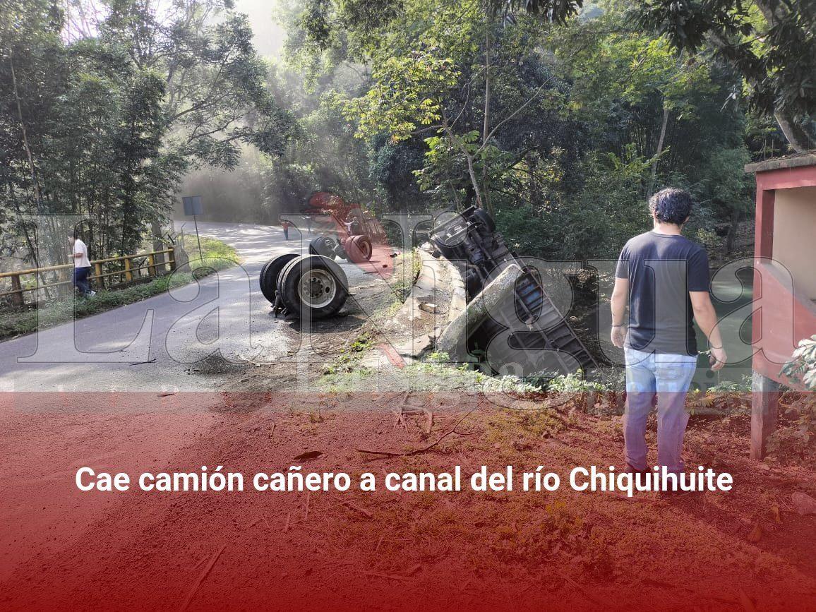Cae camión cañero a canal del río Chiquihuite
