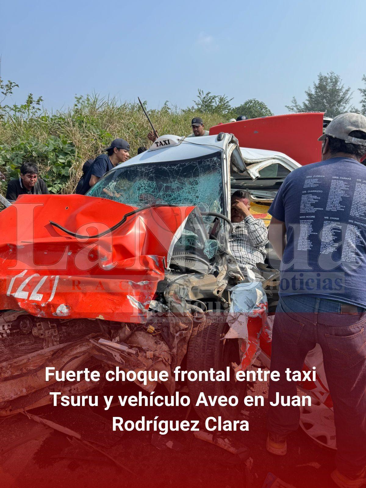 Fuerte choque frontal entre taxi Tsuru y vehículo Aveo en Juan Rodríguez Clara