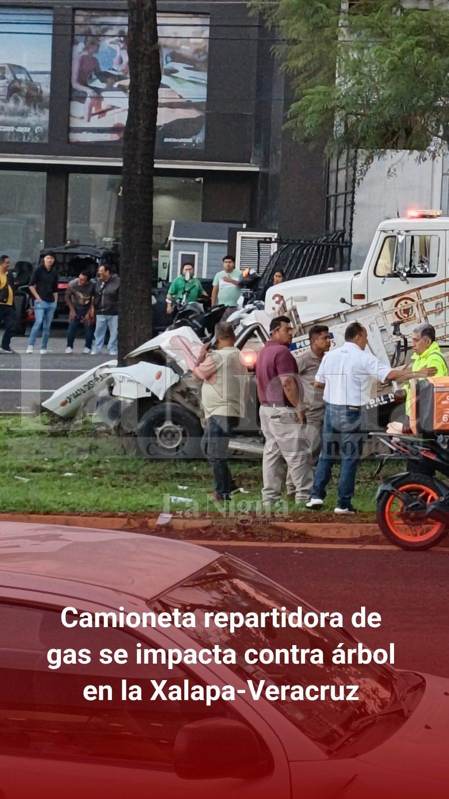 Camioneta repartidora de gas se impacta contra árbol en la Xalapa-Veracruz
