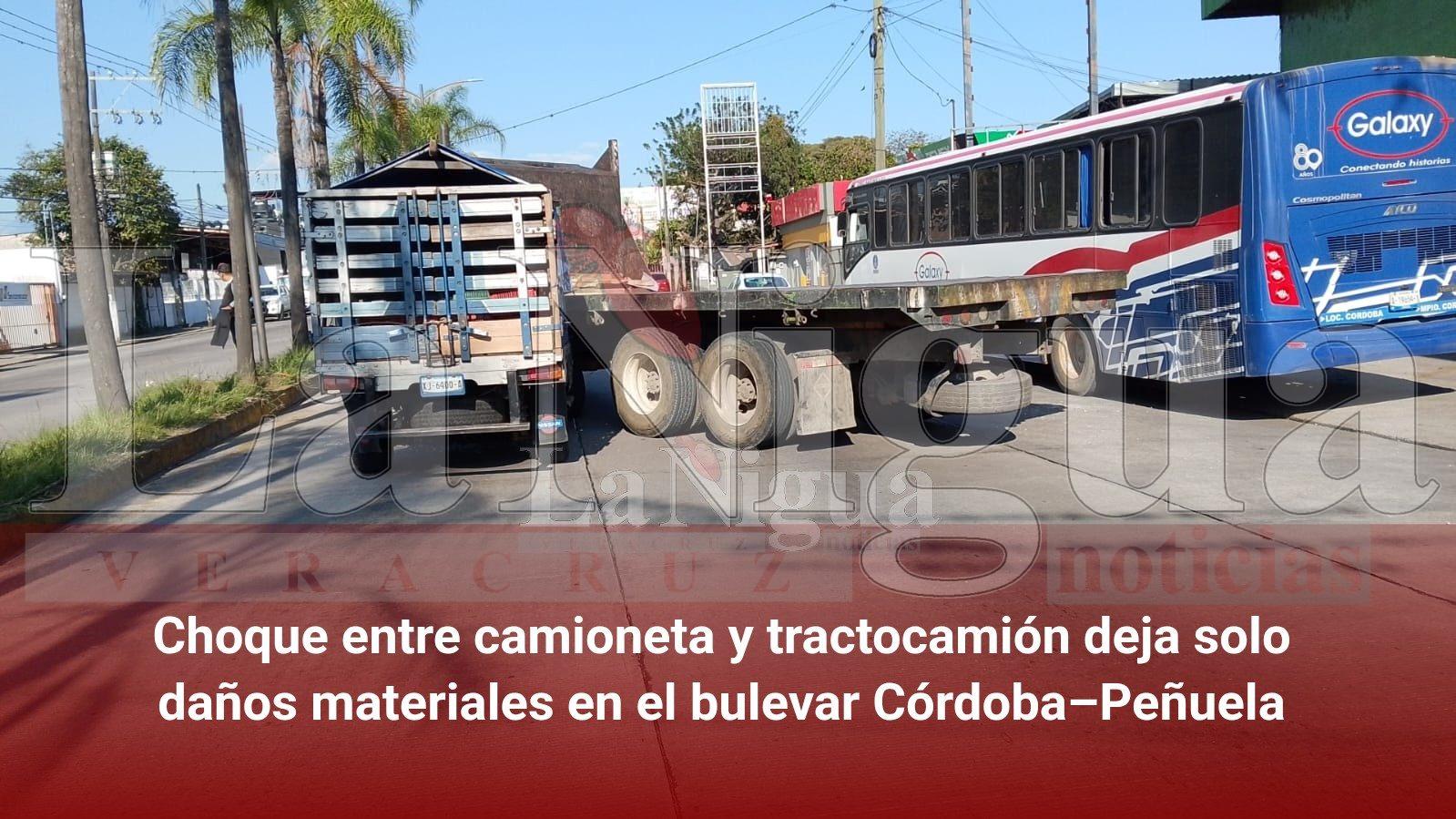 Choque entre camioneta y tractocamión deja solo daños materiales en el bulevar Córdoba–Peñuela