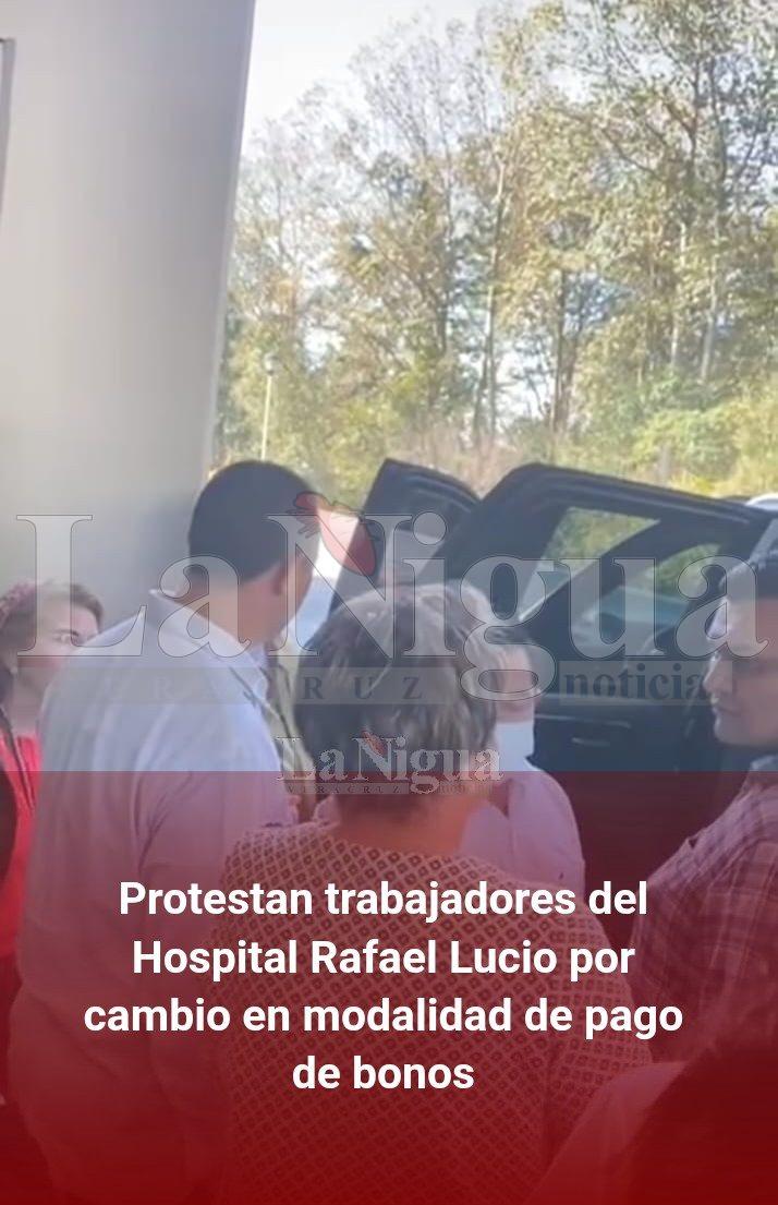 Protestan trabajadores del Hospital Rafael Lucio por cambio en modalidad de pago de bonos