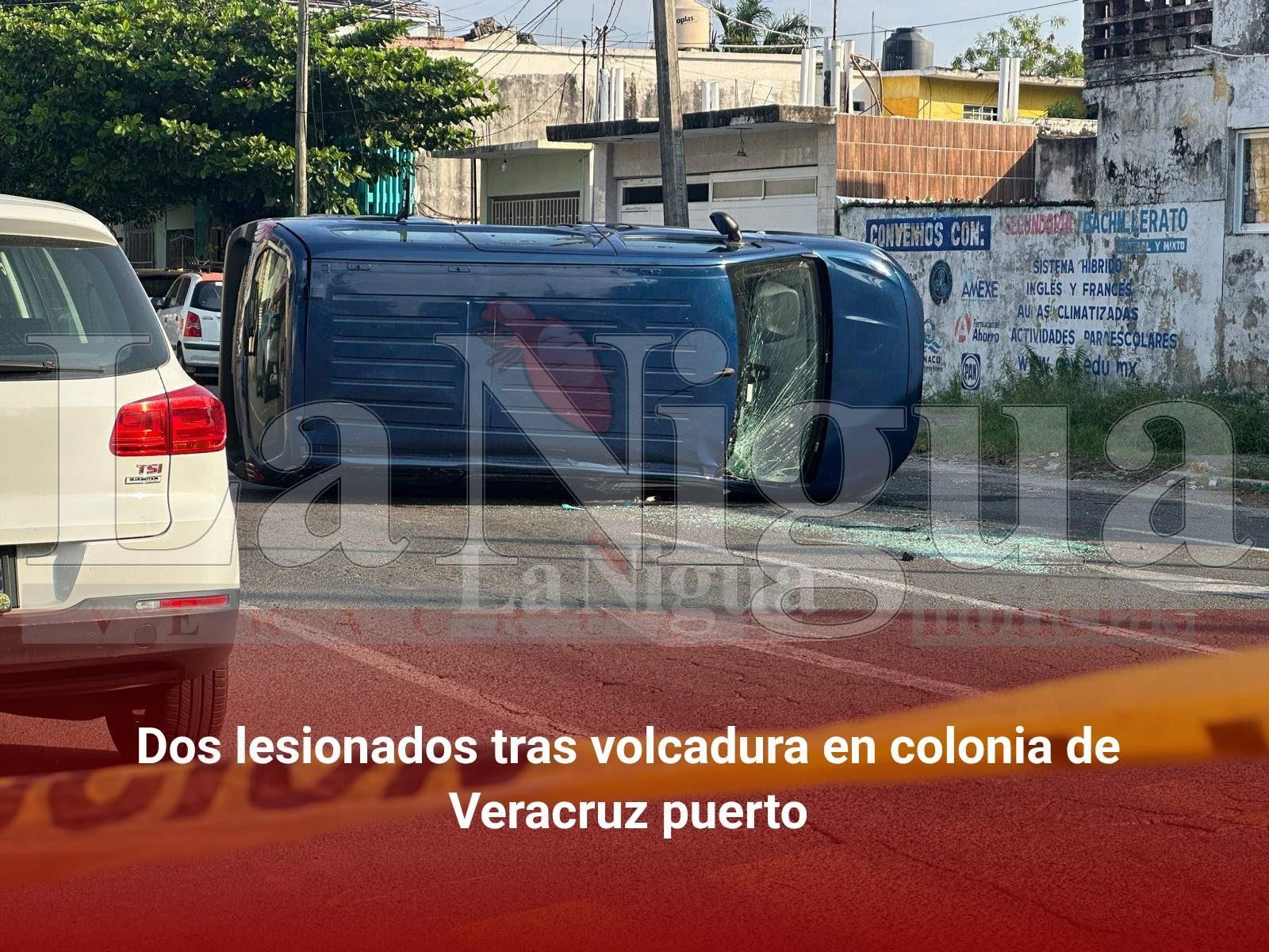 Dos lesionados tras volcadura en colonia de Veracruz puerto