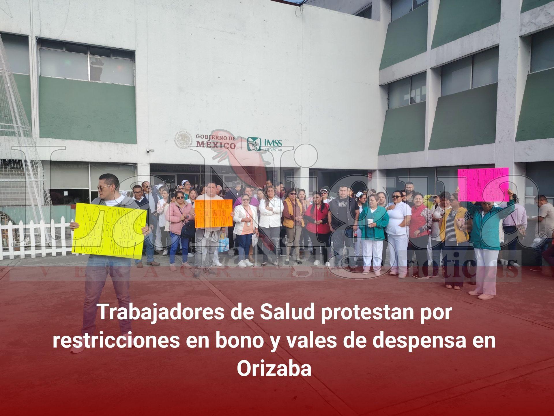 Trabajadores de Salud protestan por restricciones en bono y vales de despensa en Orizaba