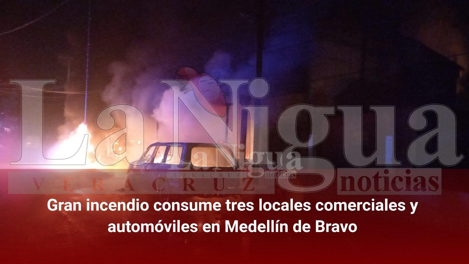 Gran incendio consume tres locales comerciales y automóviles en Medellín de Bravo
