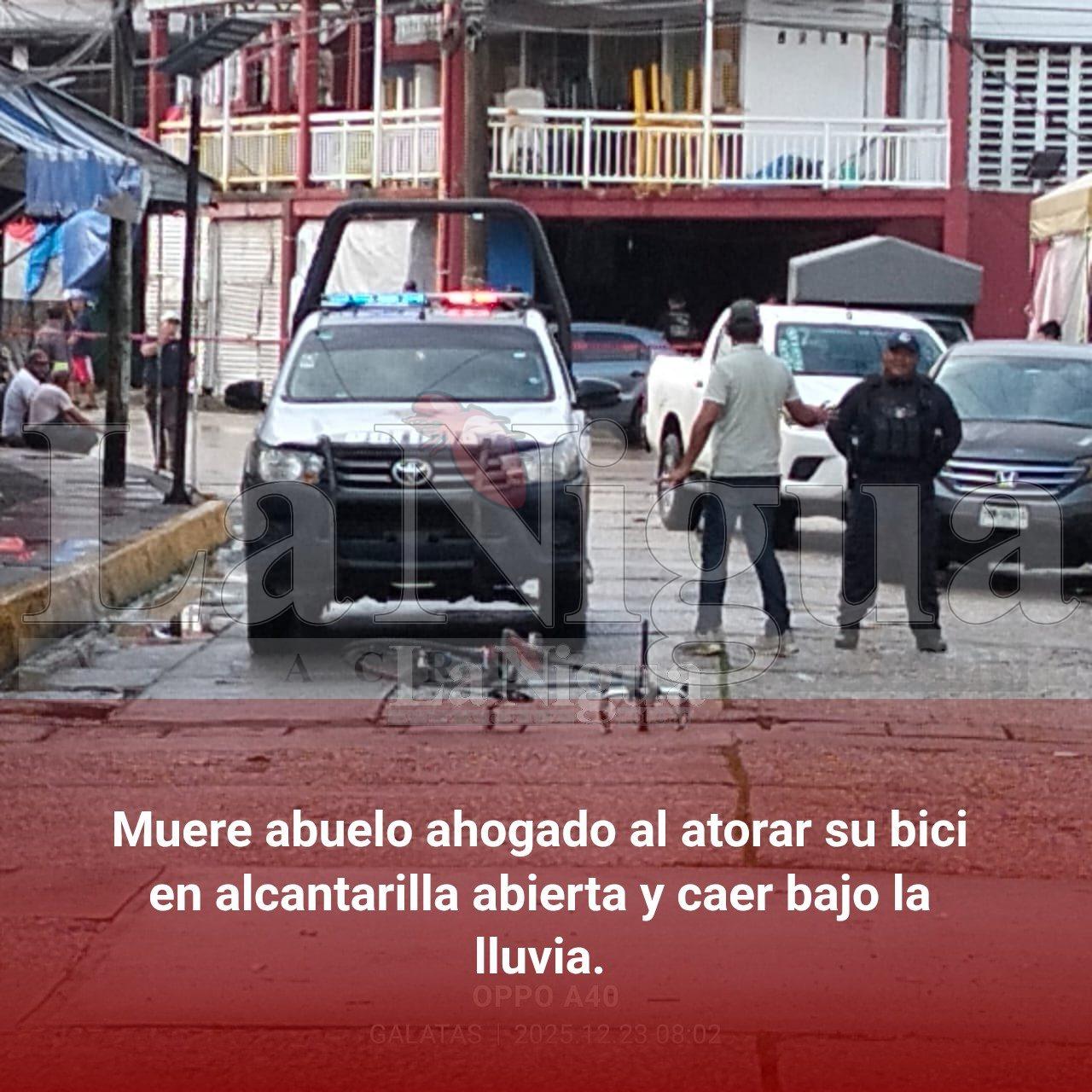 Muere abuelo ahogado al atorar su bici en alcantarilla abierta y caer bajo la lluvia.