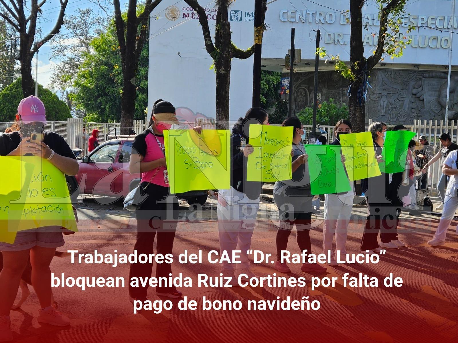 Trabajadores del CAE “Dr. Rafael Lucio” bloquean avenida Ruiz Cortines por falta de pago de bono navideño
