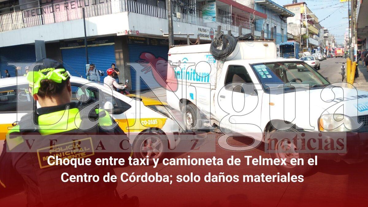 Choque entre taxi y camioneta de Telmex en el Centro de Córdoba; solo daños materiales