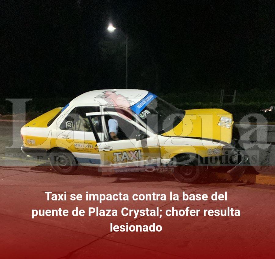 Taxi se impacta contra la base del puente de Plaza Crystal; chofer resulta lesionado