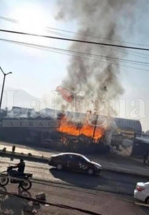 Incendio consume taller de llantas en el crucero principal de Xonacatlán
