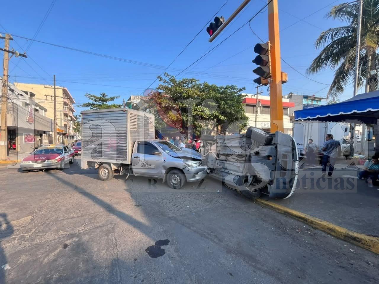 Vuelca camioneta tras choque en el centro de Veracruz; una familia resulta lesionada