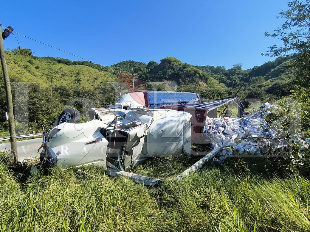 Aparatosa volcadura de tráiler en el bulevar al Tajín moviliza a cuerpos de emergencia en Papantla