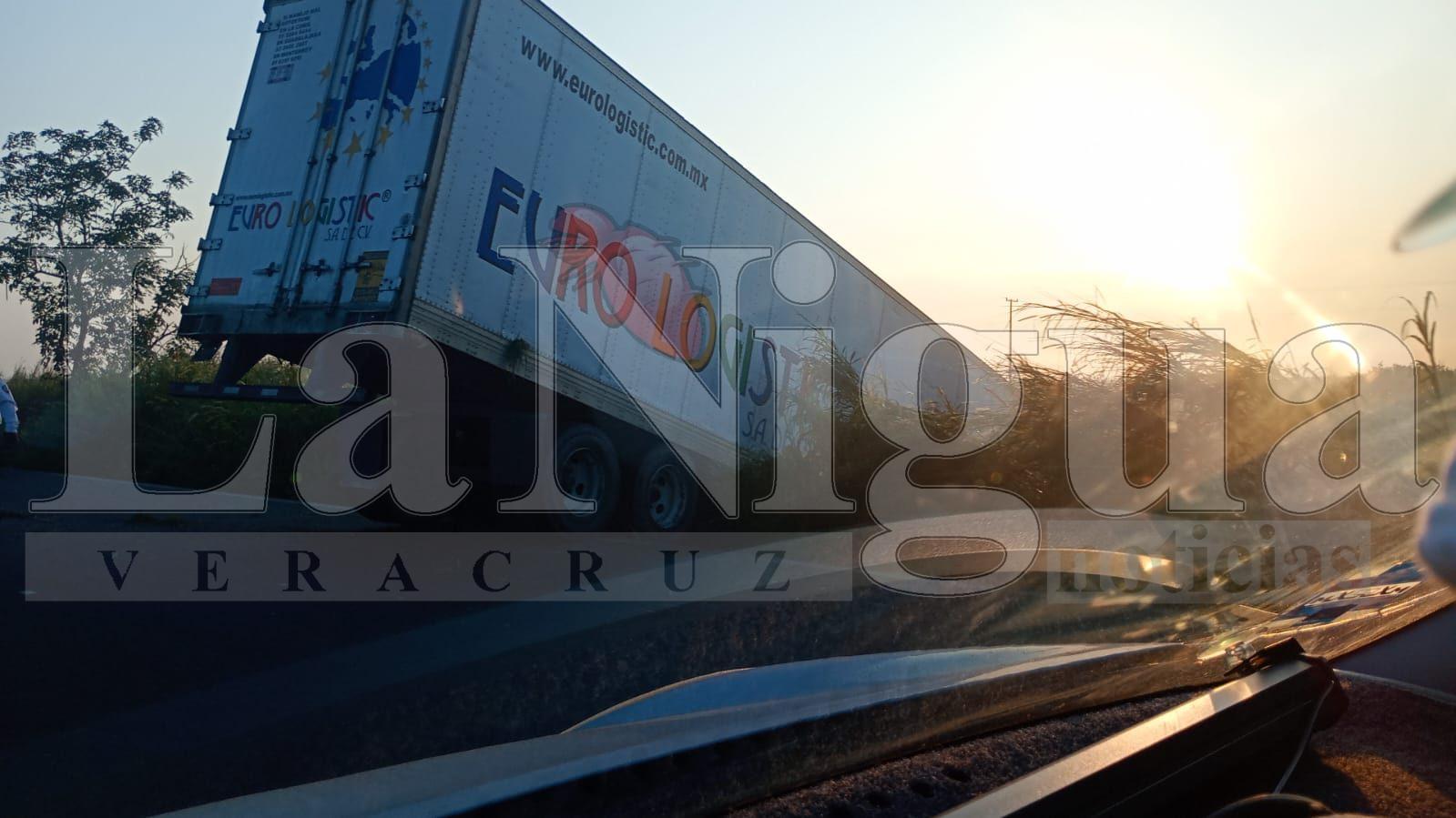 Por presunta falla mecánica, tráiler abandona la cinta asfáltica en Las Matas