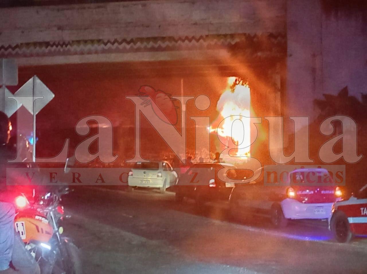 Camión de carga se incendia por completo en la autopista México–Veracruz, a la altura del trébol de Amatlán