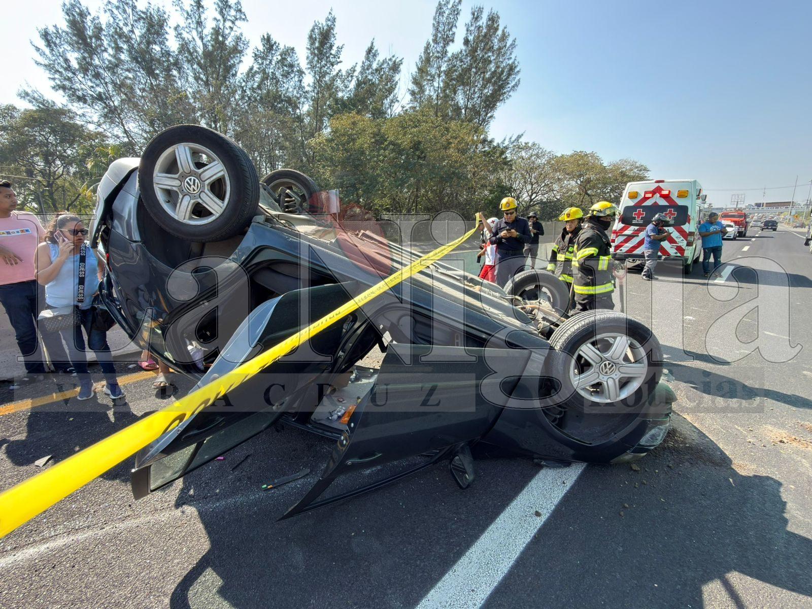 Cuatro lesionados en la Veracruz – Cardel tras volcadura