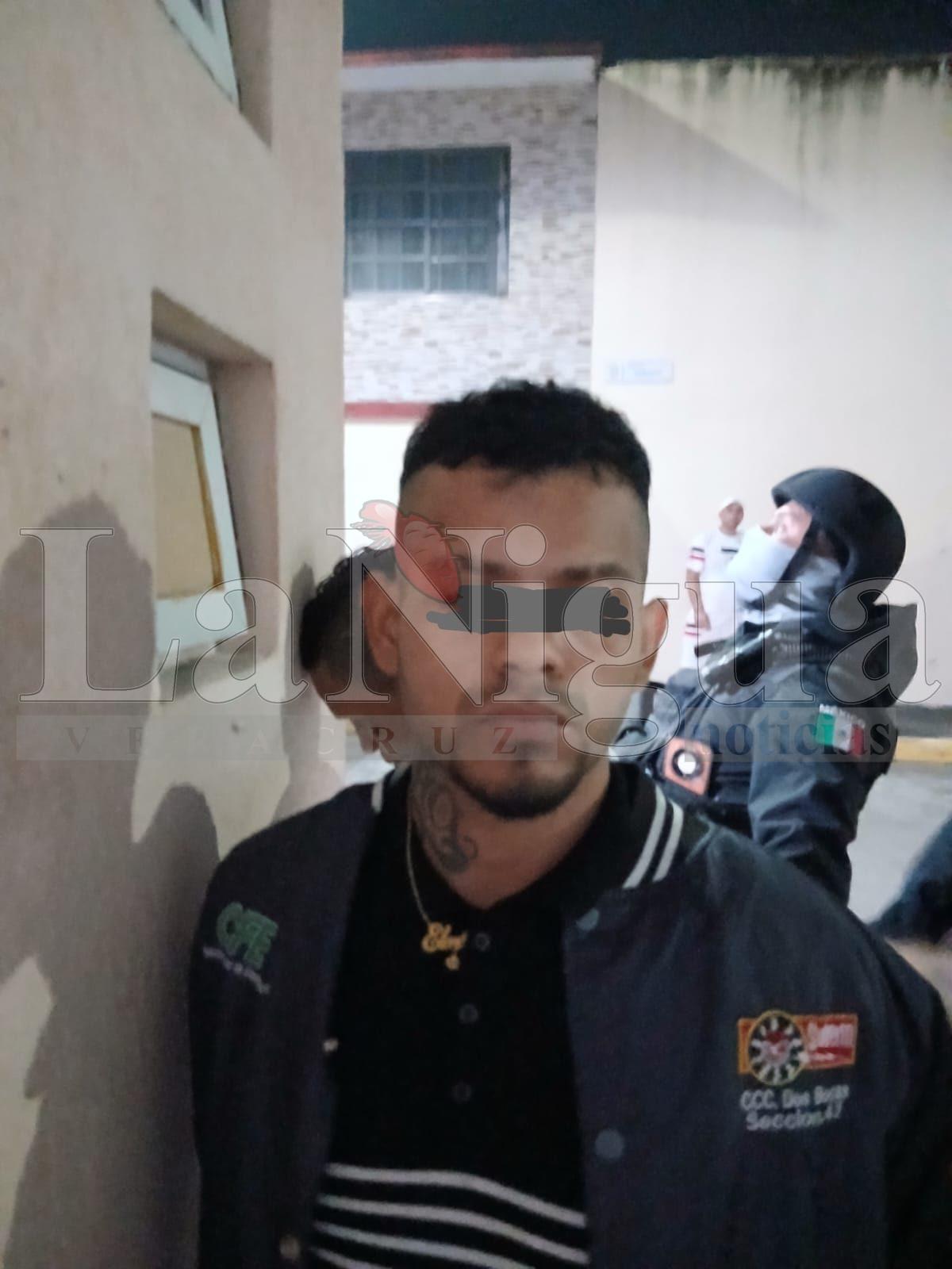 Vecinos detienen y entregan a la policía a dos ladrones en Medellín de Bravo