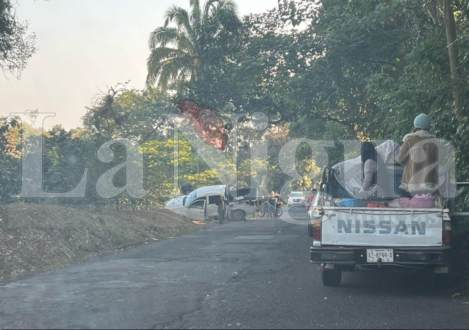 Vuelca camioneta en la carretera Huatusco–Conejos; una mujer resulta lesionada
