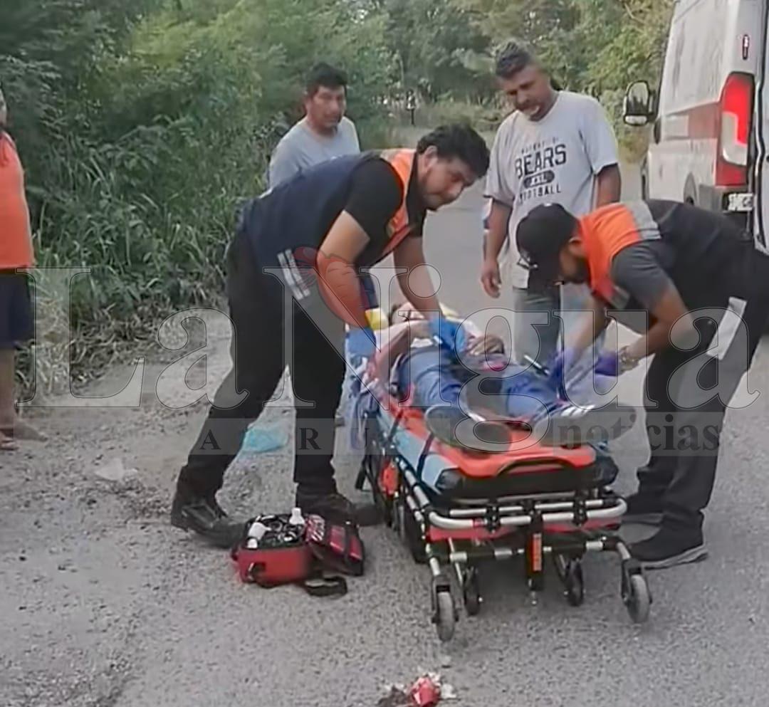 Joven resulta lesionado tras derrapar en motocicleta sobre la carretera Las Choapas–Nanchital