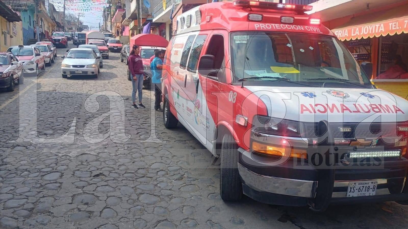 Joven queda prensado entre dos taxis tras accidente vial en Coscomatepec