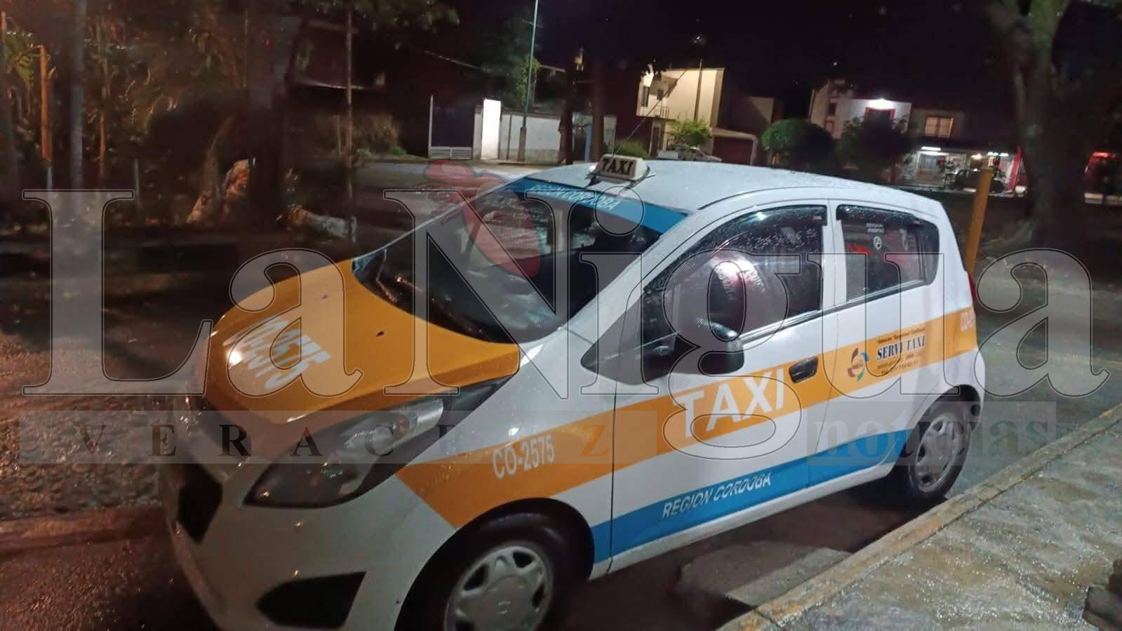 Roban taxi y agreden a conductor en Amatlán de los Reyes