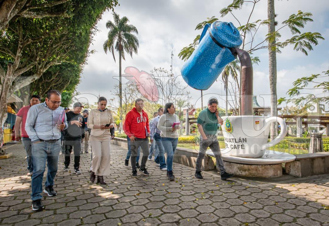 ALCALDESA DE IXHUATLÁN DEL CAFÉ SUPERVISA ESPACIOS PARA FERIA