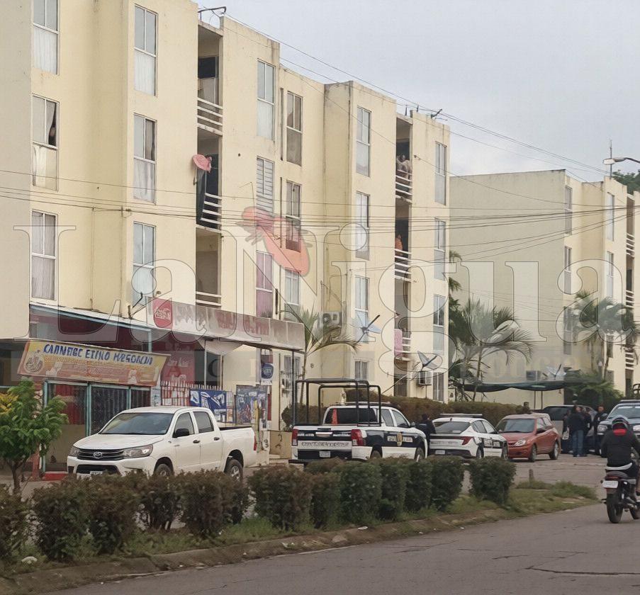 Comando armado bloquea vialidad y saca a dos vecinos en fraccionamiento de Cosoleacaque.