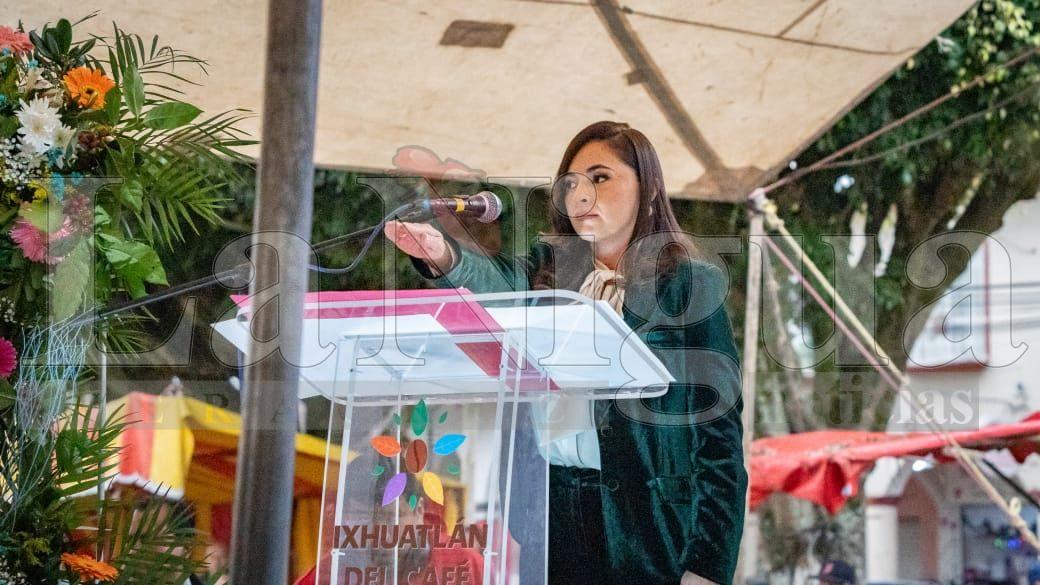 VIRIDIANA BRETÓN RINDE PROTESTA COMO PRESIDENTA DE IXHUATLÁN DEL CAFÉ